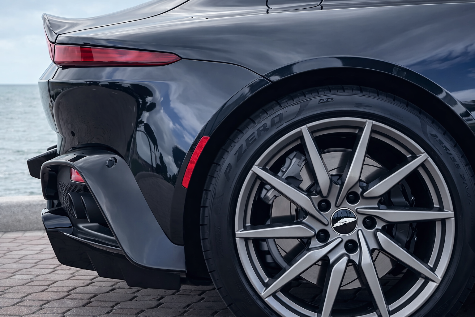 Aston Martin Vantage – Onyx Black on Obsidian Black