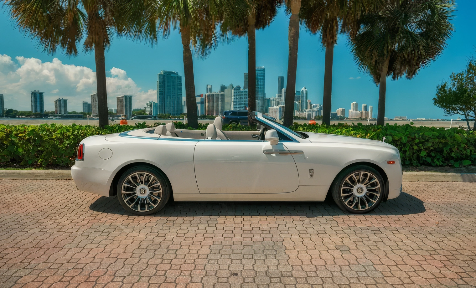 Rolls-Royce Dawn – Arctic White on Seashell & Black