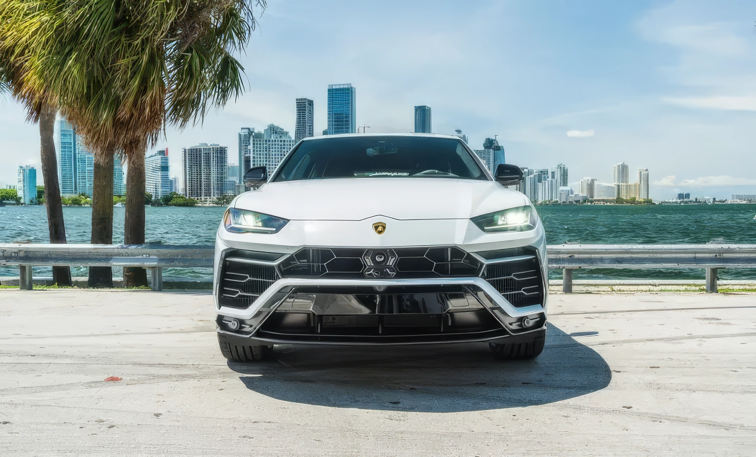 Lamborghini Urus – Bianco Icarus on Nero Ade & Rosso Alala (Solid Gloss White on Black & Red)