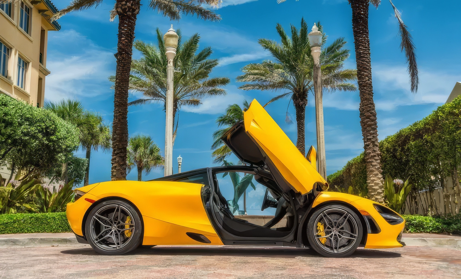 McLaren 720S — Volcano Yellow on Carbon Black & McLaren Yellow