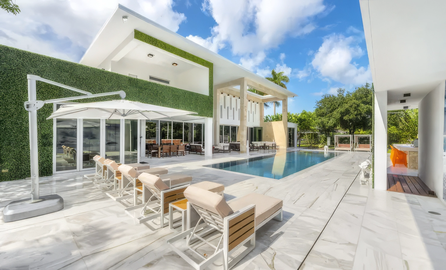 Villa Crest - $2,400