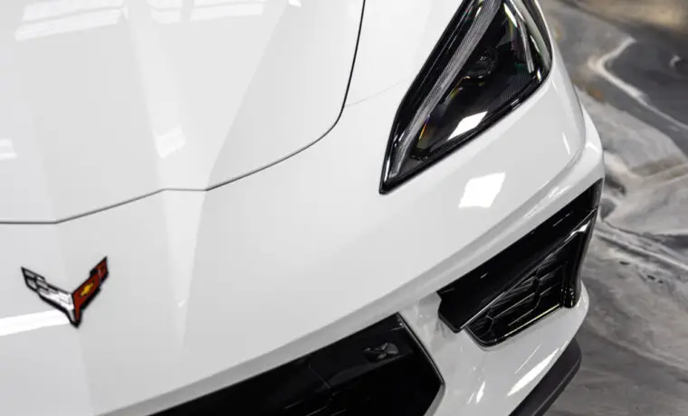 Chevrolet Corvette C8 Stingray – White on Red