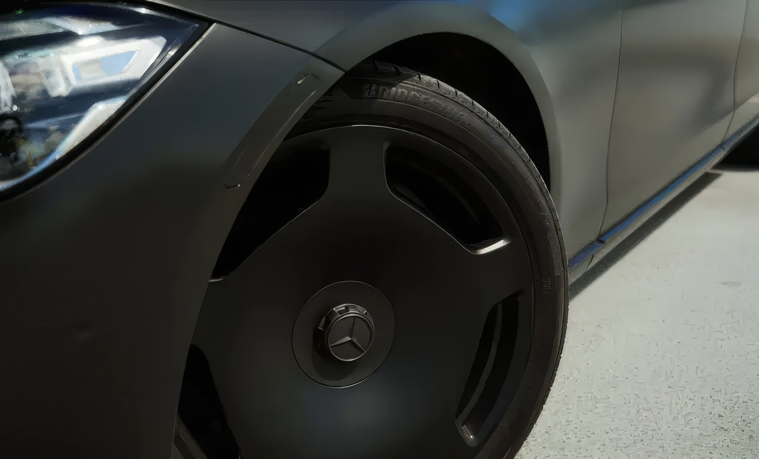 Maybach S580 – Night Black Magno on Crystal White + Silver Gray Pearl