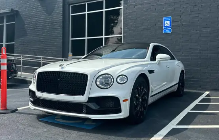 Bentley Flying Spur – White on Red