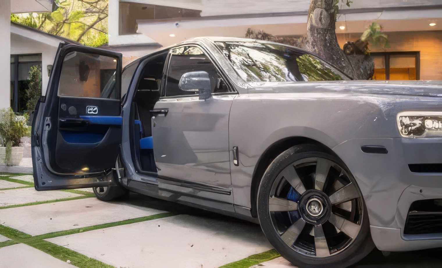 Rolls-Royce Cullinan — Tempest Grey on Black & Cobalto Blue
