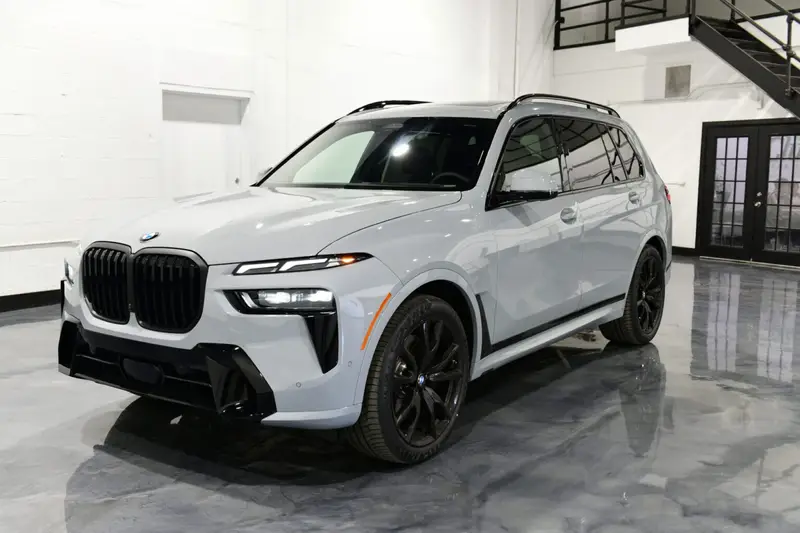 BMW X7 M – Gray on Black