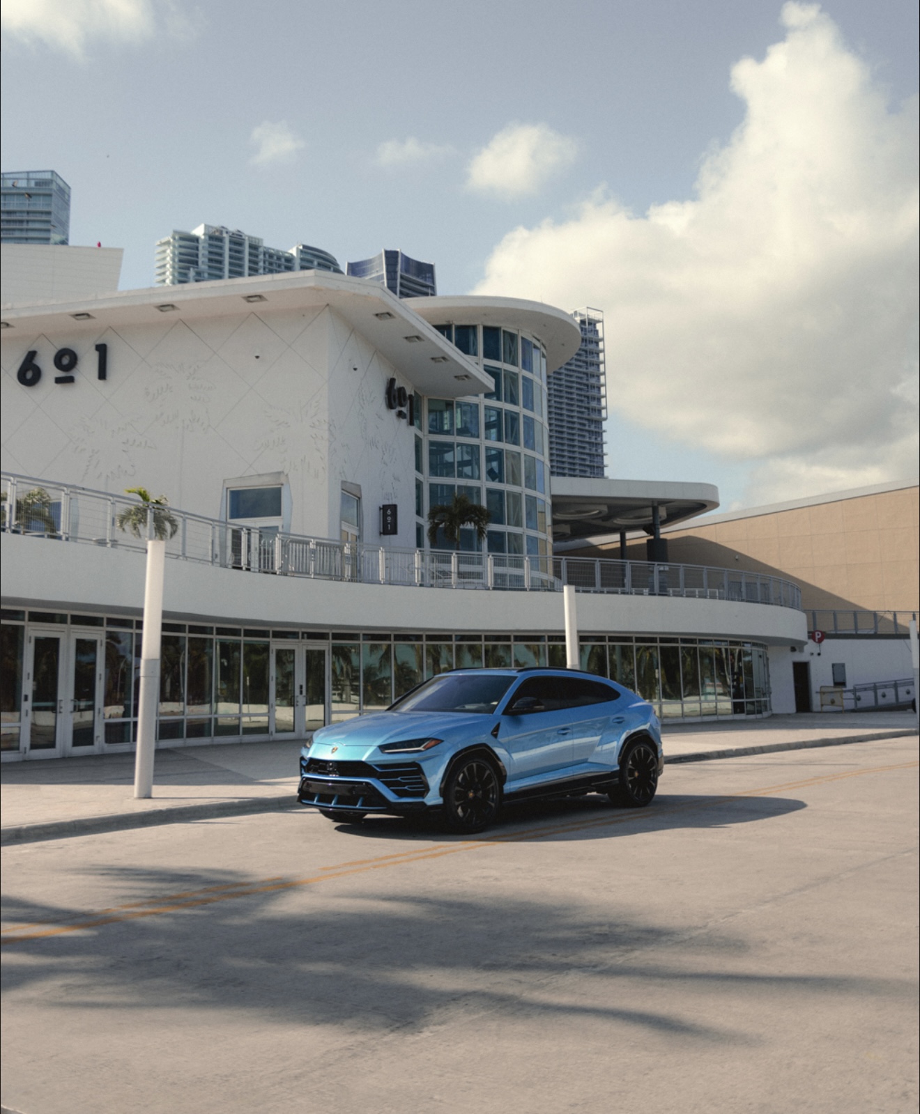 Lamborghini Urus - Light Blue on White & Black 