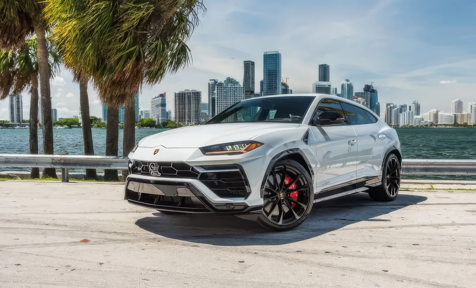 Lamborghini Urus – Bianco Icarus on Nero Ade & Rosso Alala (Solid Gloss White on Black & Red)