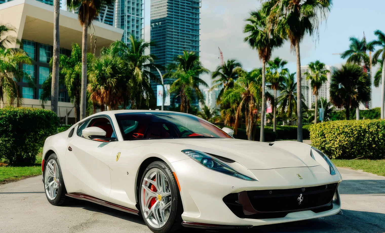 Ferrari 812 Superfast - Bianco Italia on Rosso (Pearl White on Red)