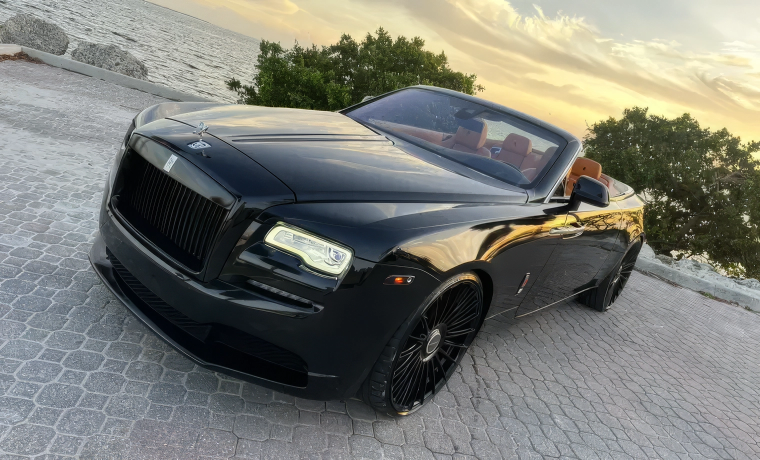 Rolls-Royce Dawn – Diamond Black on Tan