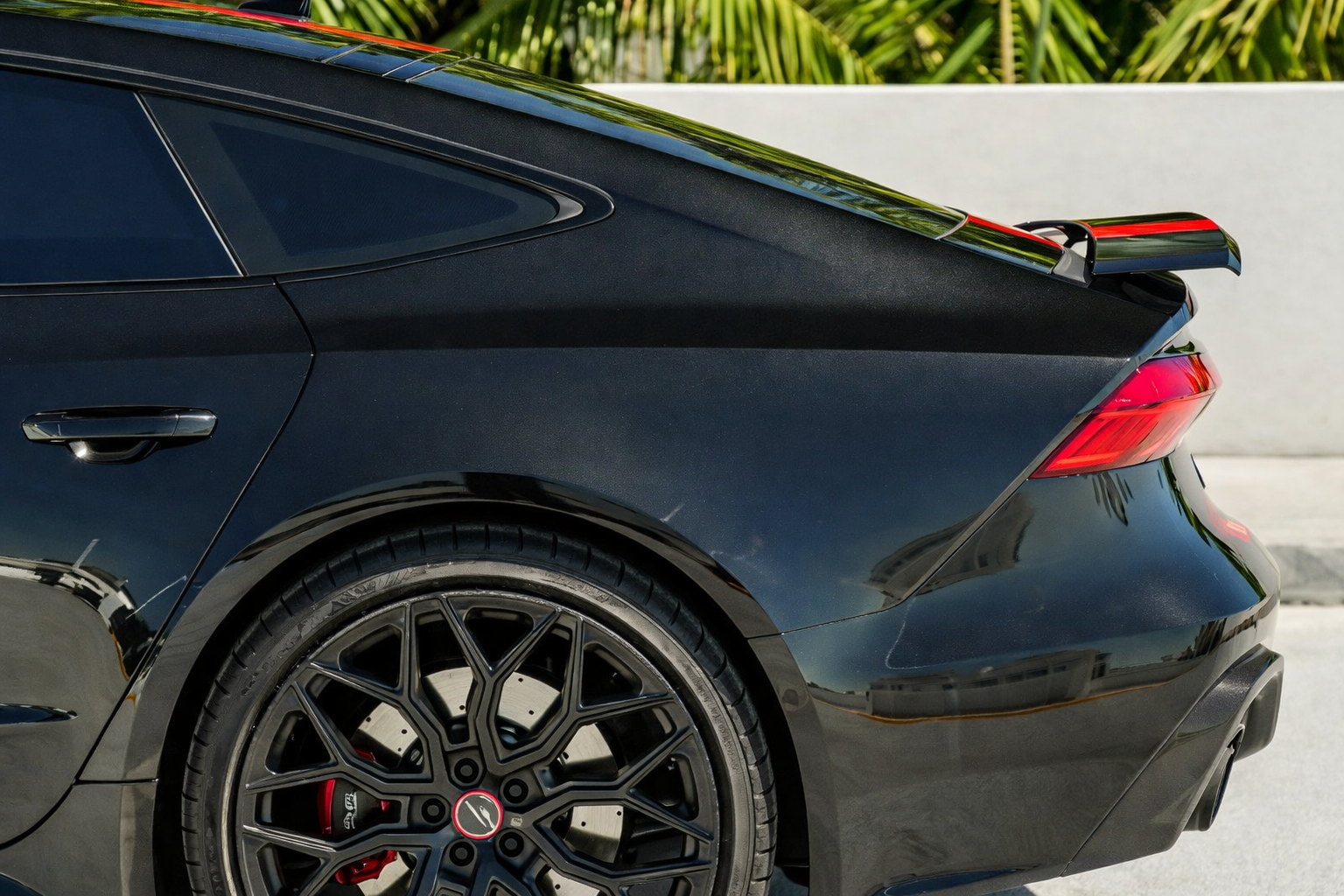 Audi RS7 – Mythos Black Metallic on Beige