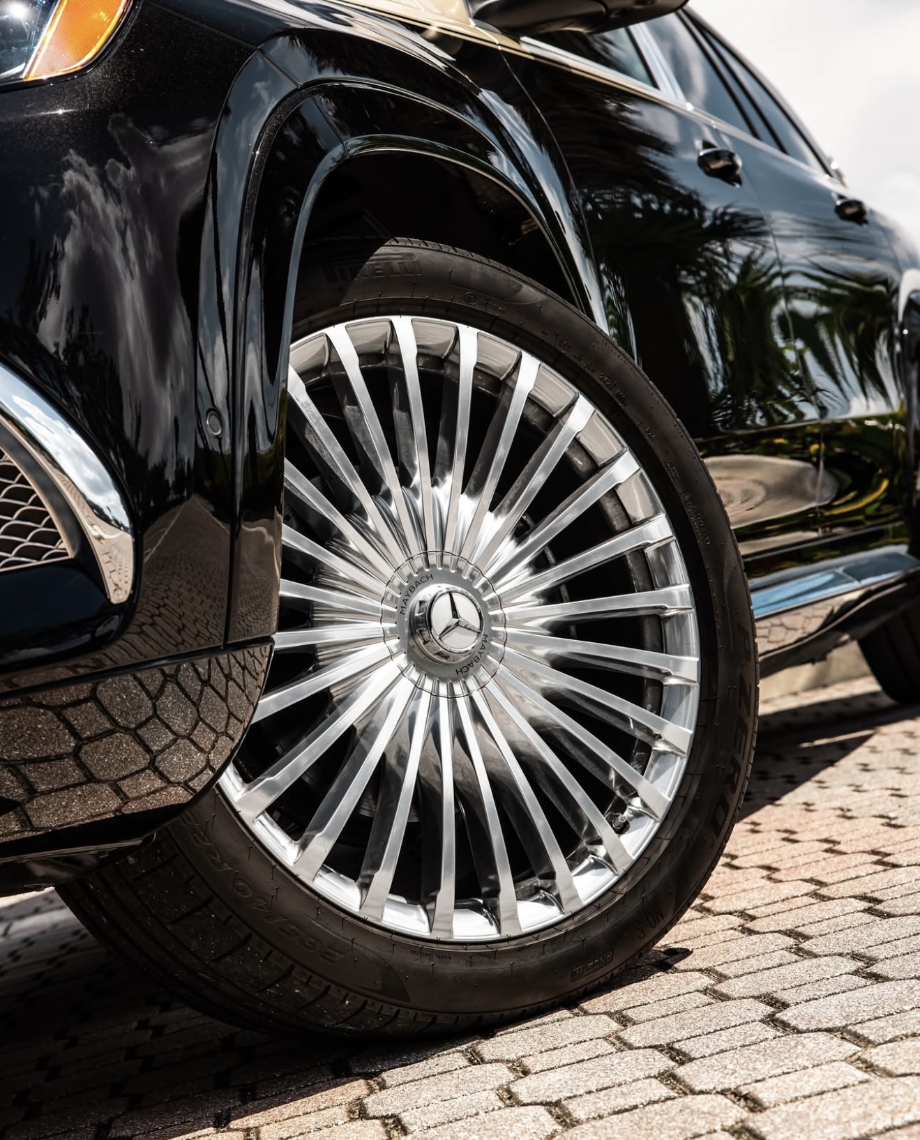 Maybach GLS600 - Gold & Black on Black