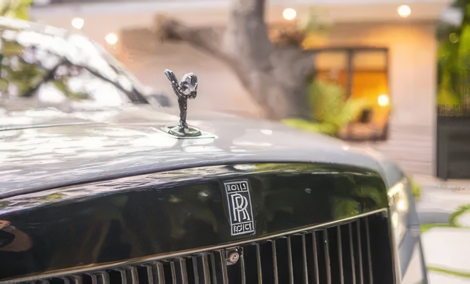 Rolls-Royce Cullinan — Tempest Grey on Black & Cobalto Blue