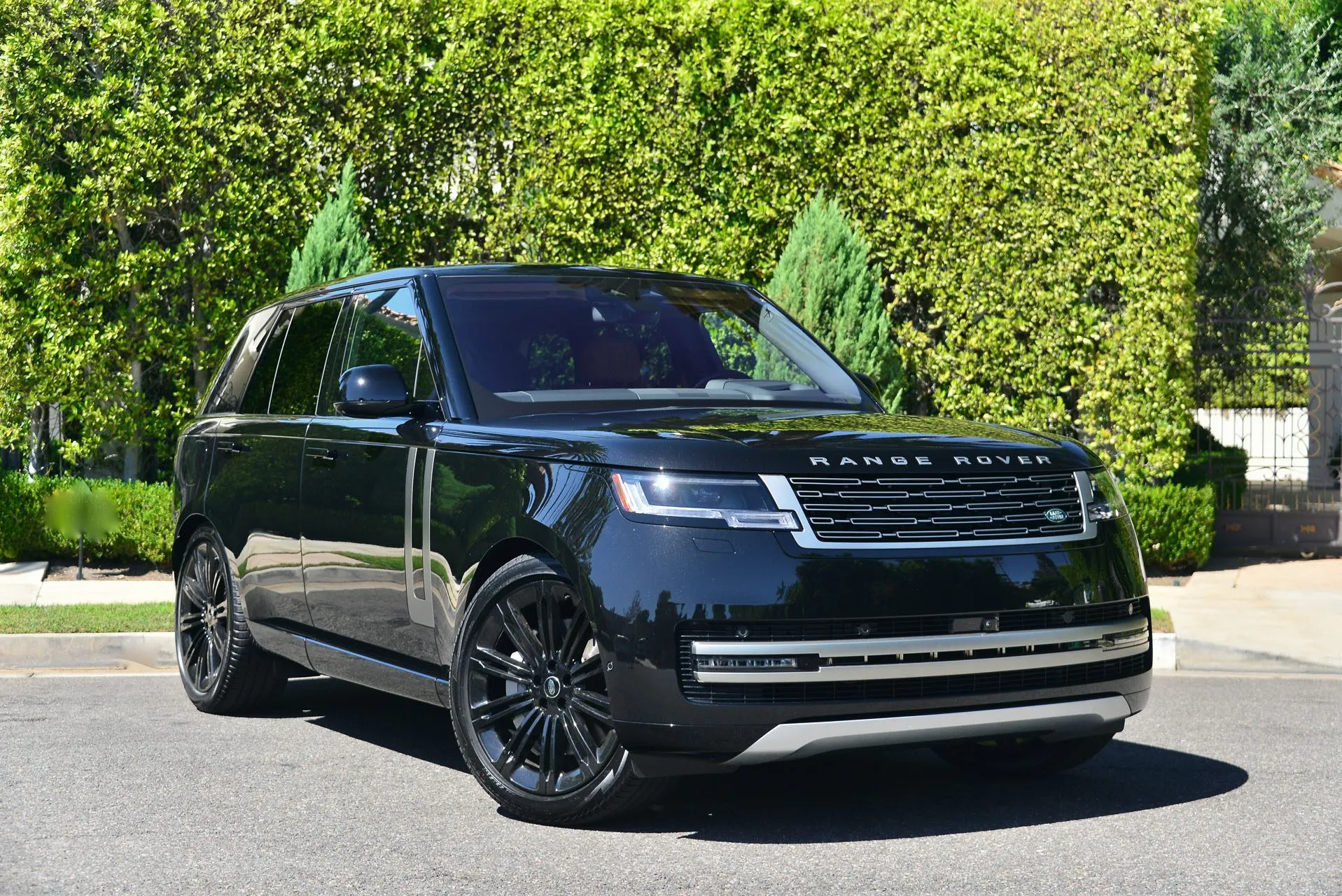 Range Rover SE V8 - Santorini Black Metallic on Caraway & Ebony Two Tone