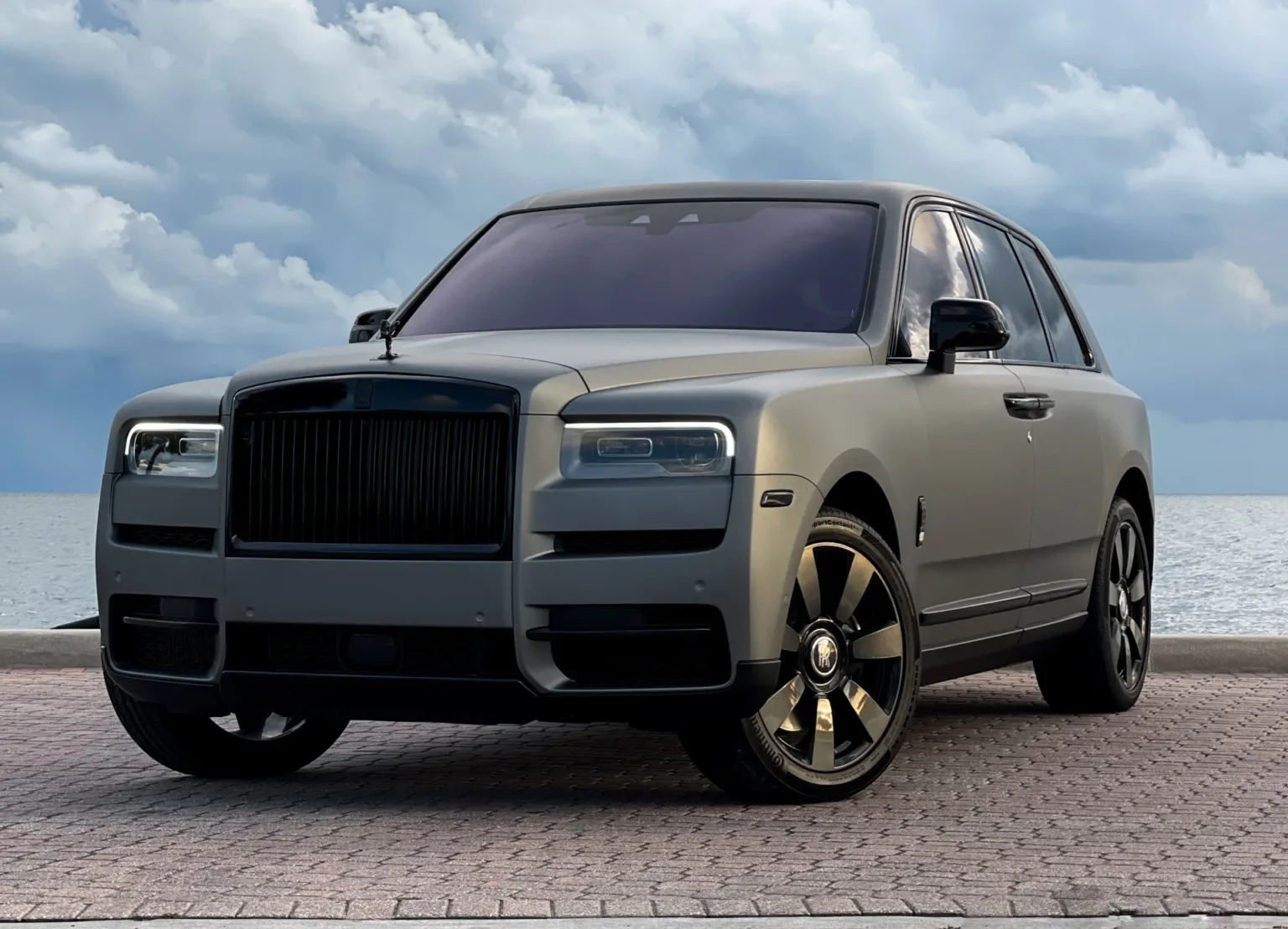 Rolls-Royce Cullinan — Satin Grey on Red