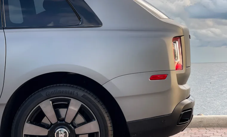 Rolls-Royce Cullinan — Satin Grey on Red
