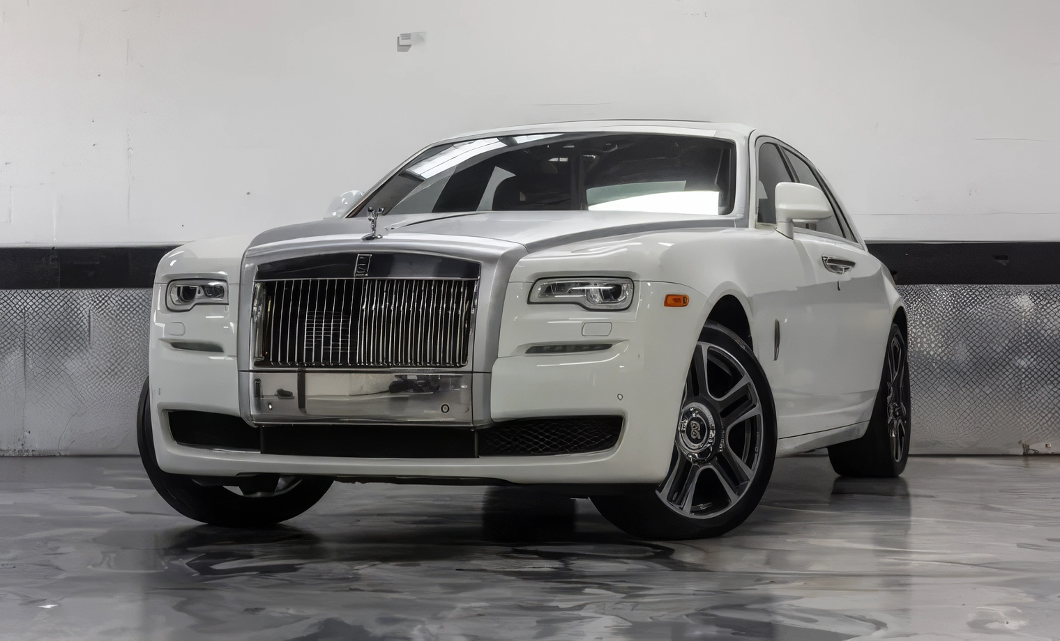 Rolls-Royce Ghost – Arctic White on Black