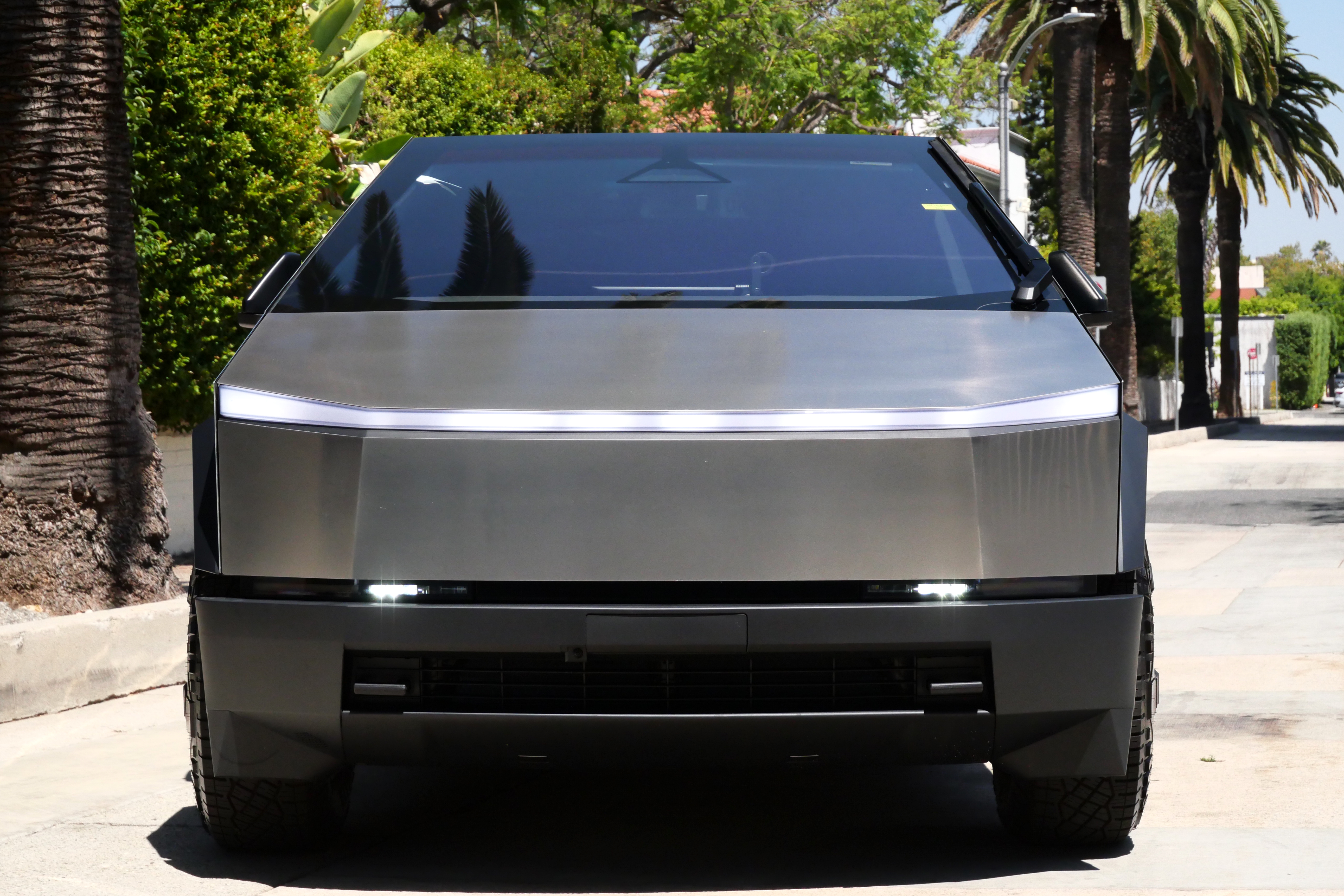 Tesla Cybertruck – Silver on Black
