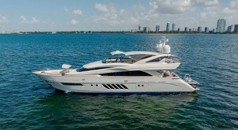 95' Dominator Flybridge - $7,400