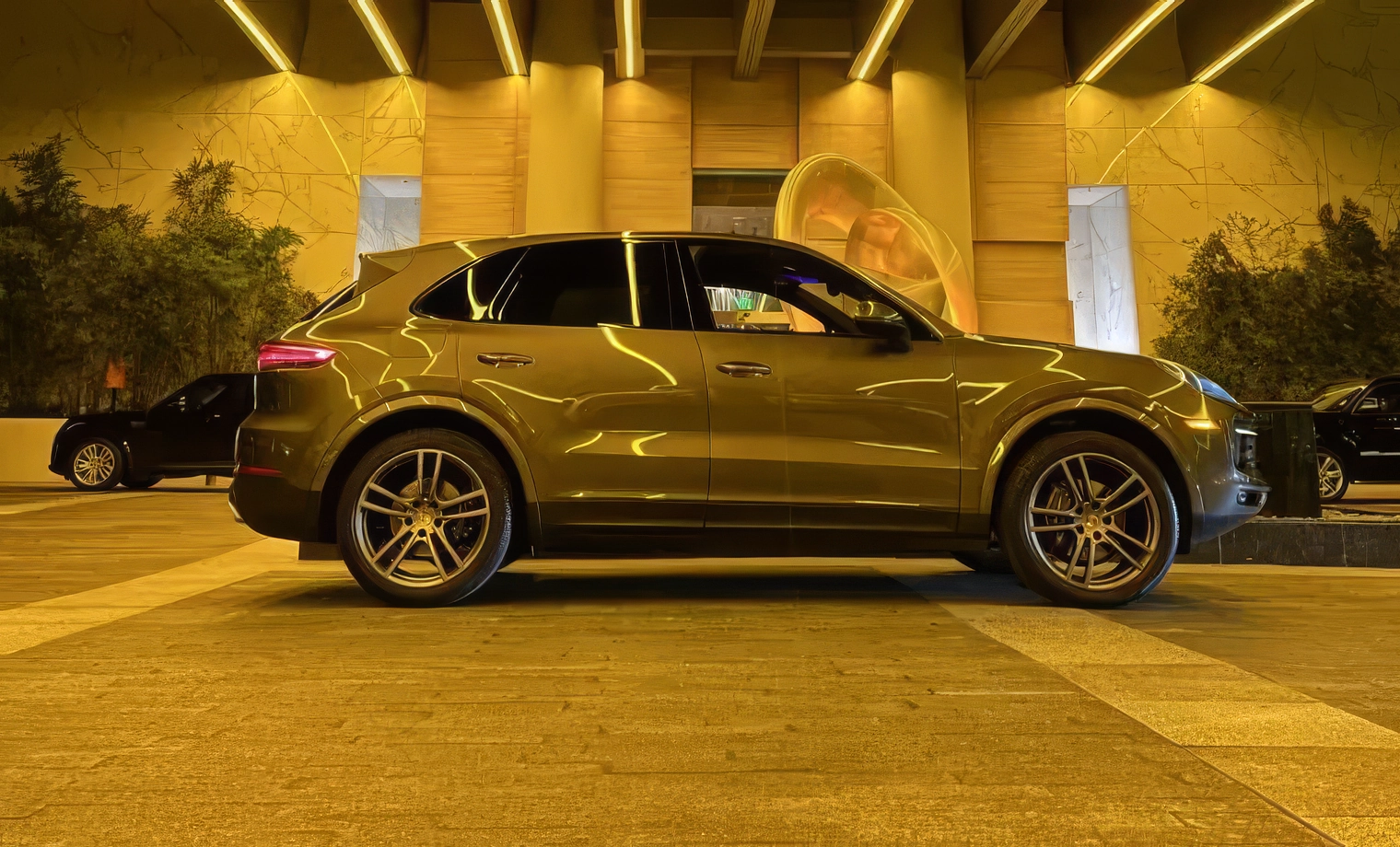 Porsche Cayenne – Volcano Grey Metallic on Bordeaux Red & Black 