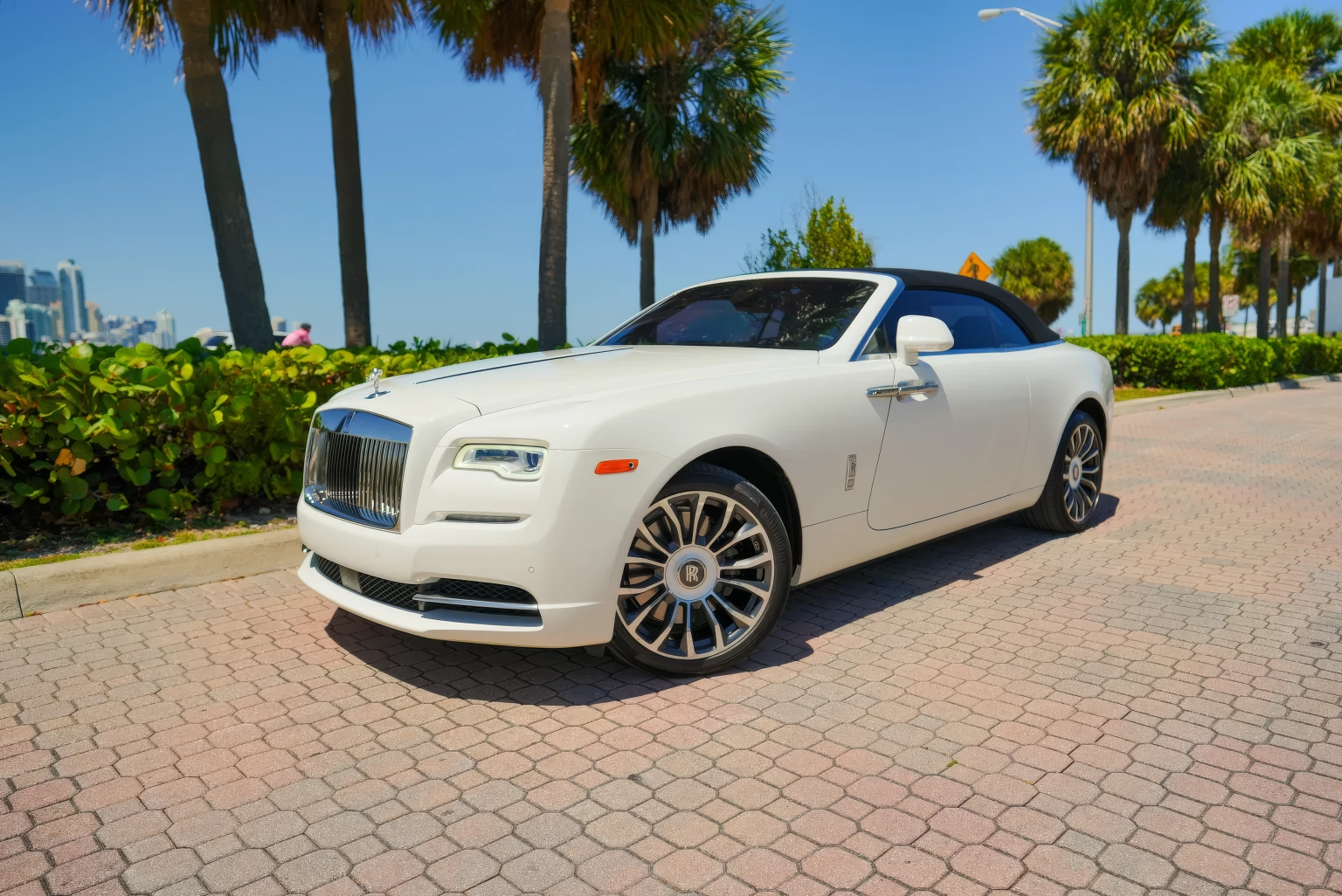 Rolls-Royce Dawn – Arctic White on Seashell & Black