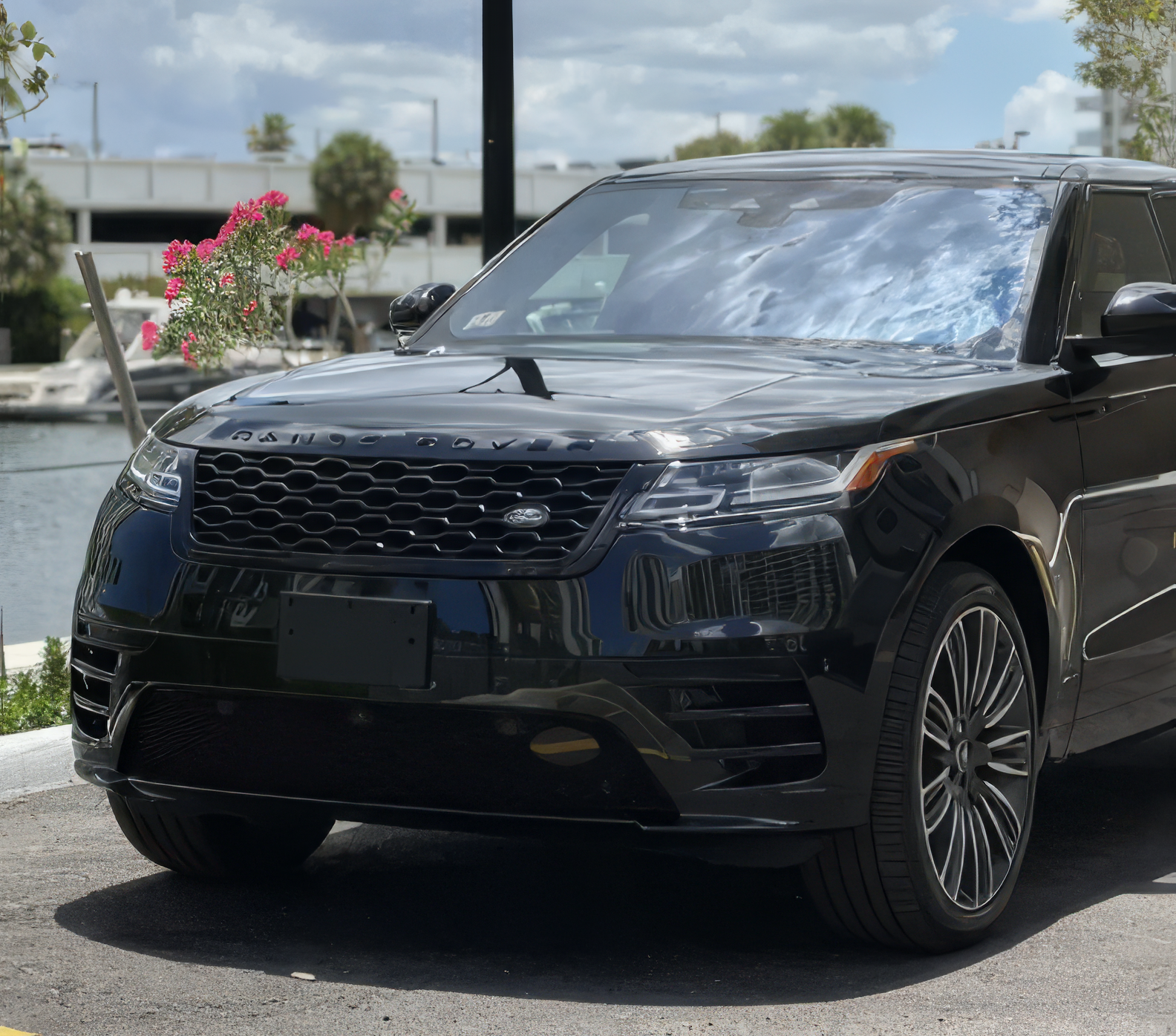 Range Rover Velar – Santorini Black Metallic on Light Oyster & Ebony