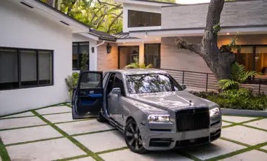 Rolls-Royce Cullinan — Gray on Blue