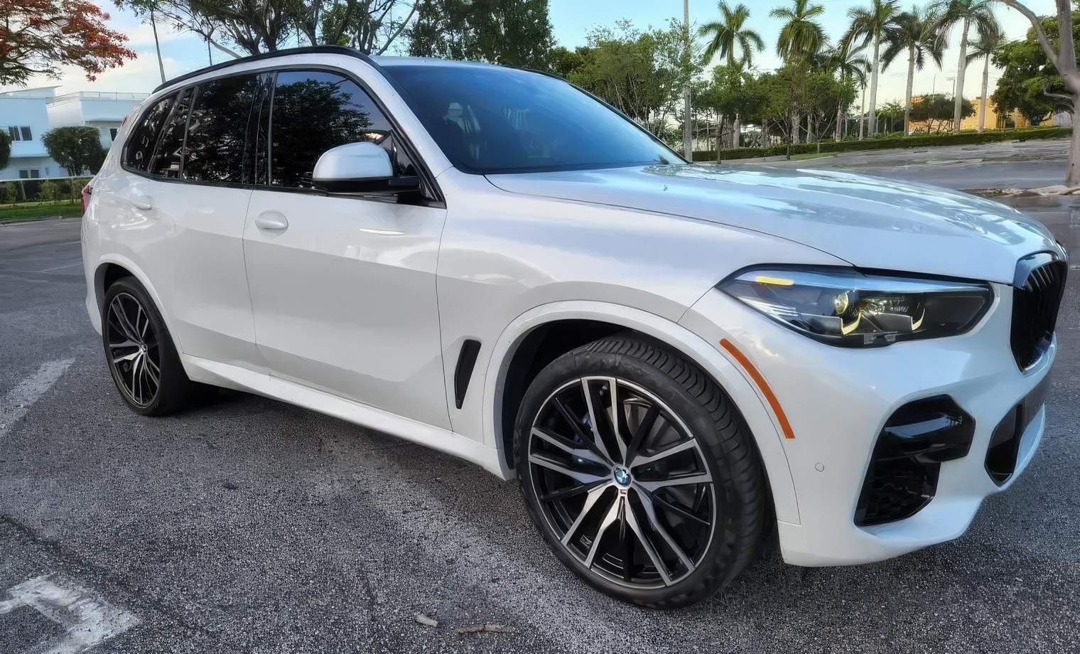 BMW X5 M – Mineral White Metallic on Tartufo Brown