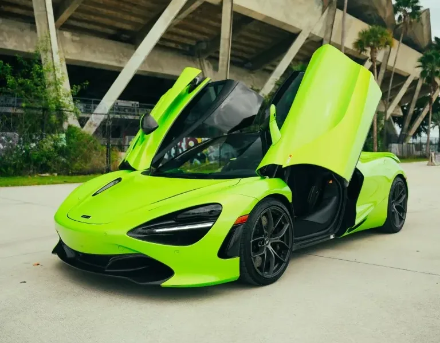 McLaren 720S — Green on Black