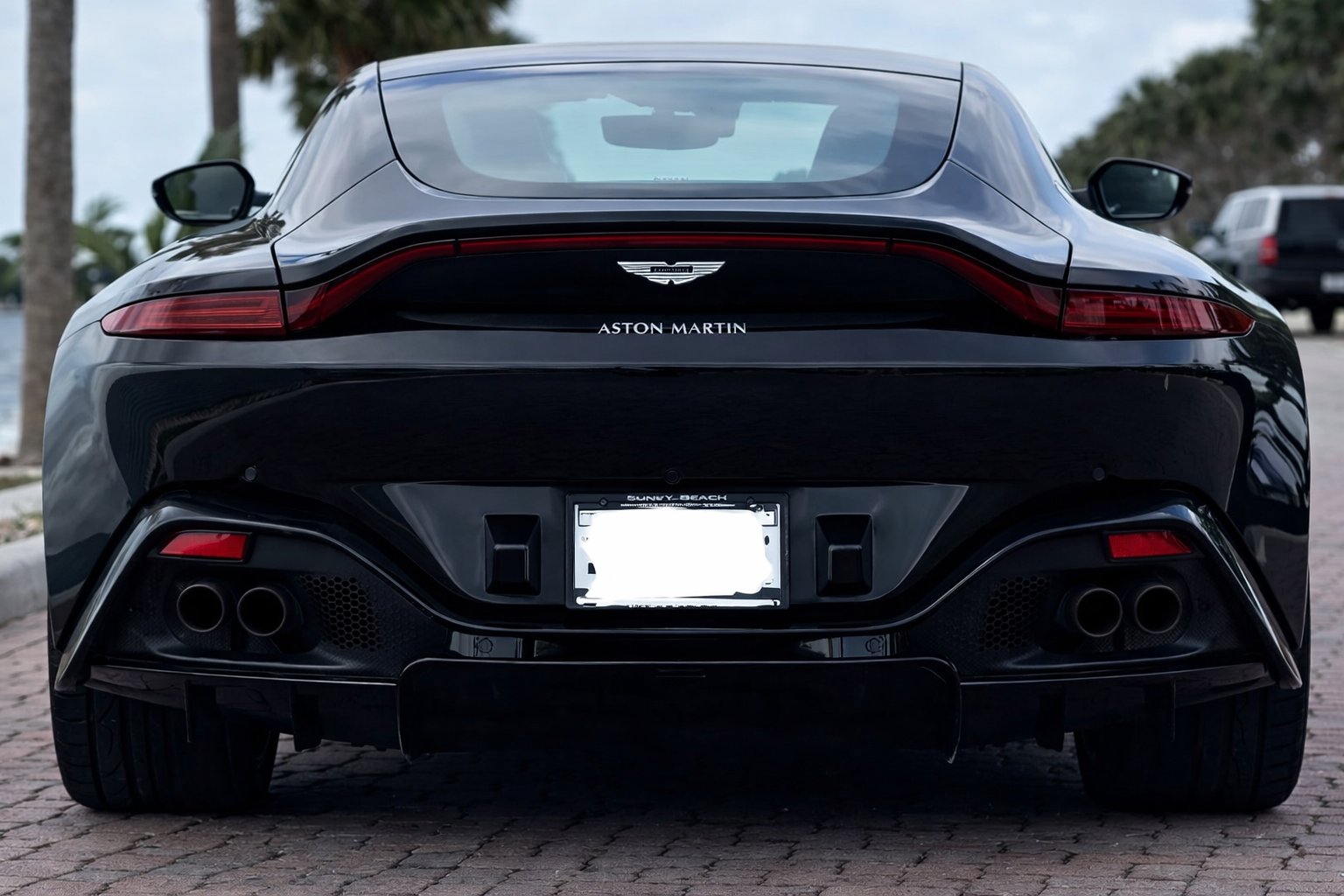 Aston Martin Vantage – Onyx Black on Obsidian Black