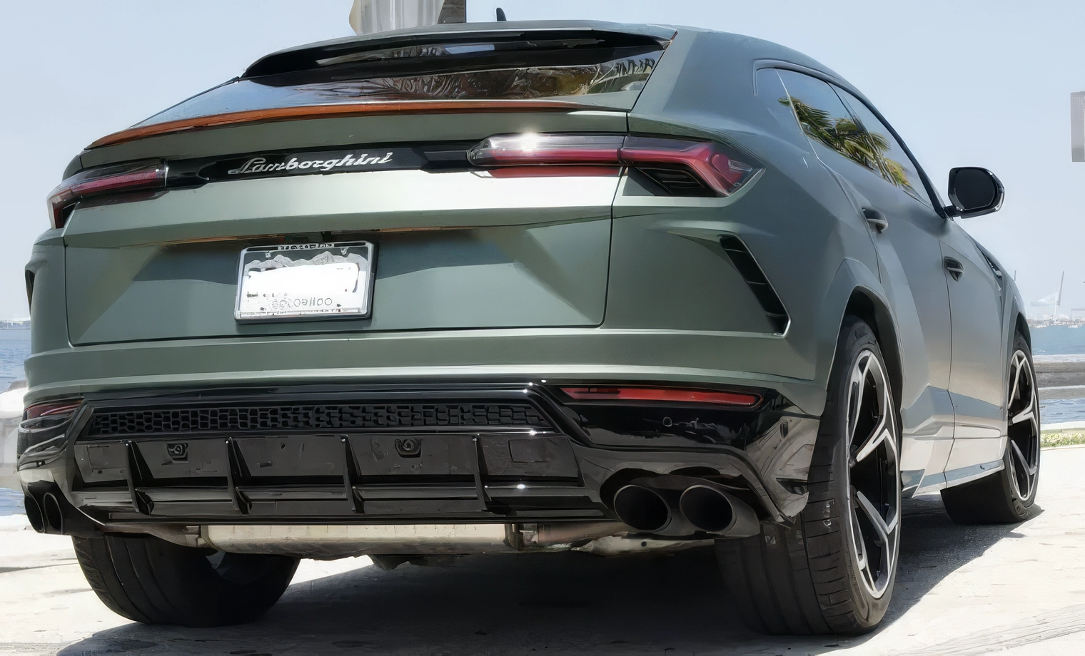 Lamborghini Urus – Satin Verde Militare on Nero (Matte Military Green on Black)