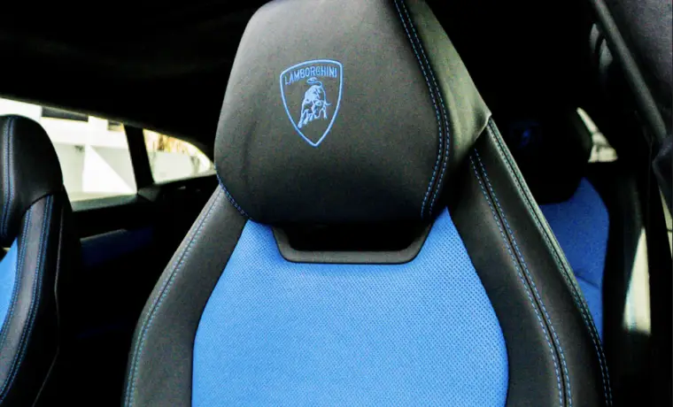 Lamborghini Urus – White on Blue & Black