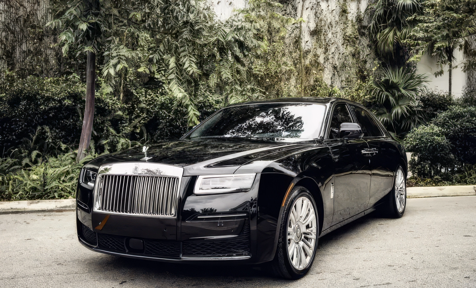 Rolls-Royce Ghost Series II – Black on Mugello Red & Black