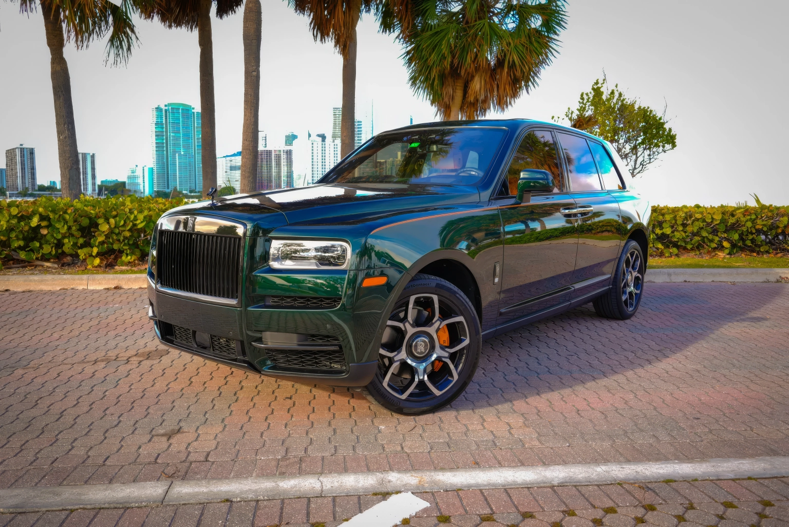 Rolls-Royce Cullinan — Iguana Green on Arctic White & Mandarin