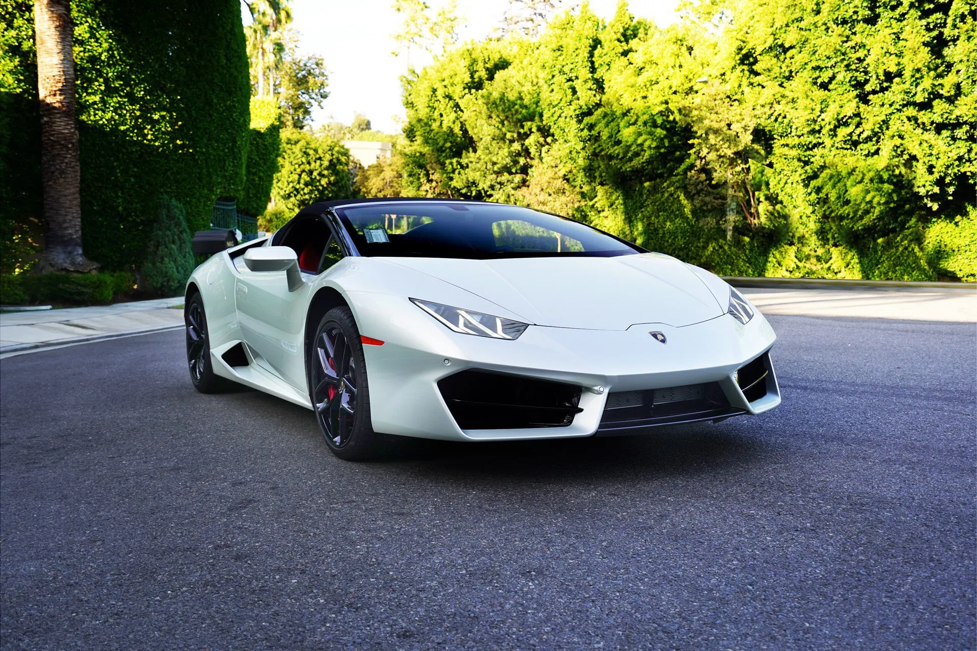 Lamborghini Huracan Spyder - Bianco Monocerus on Rosso Alala & Nero Ade (Gloss White on Red & Black)