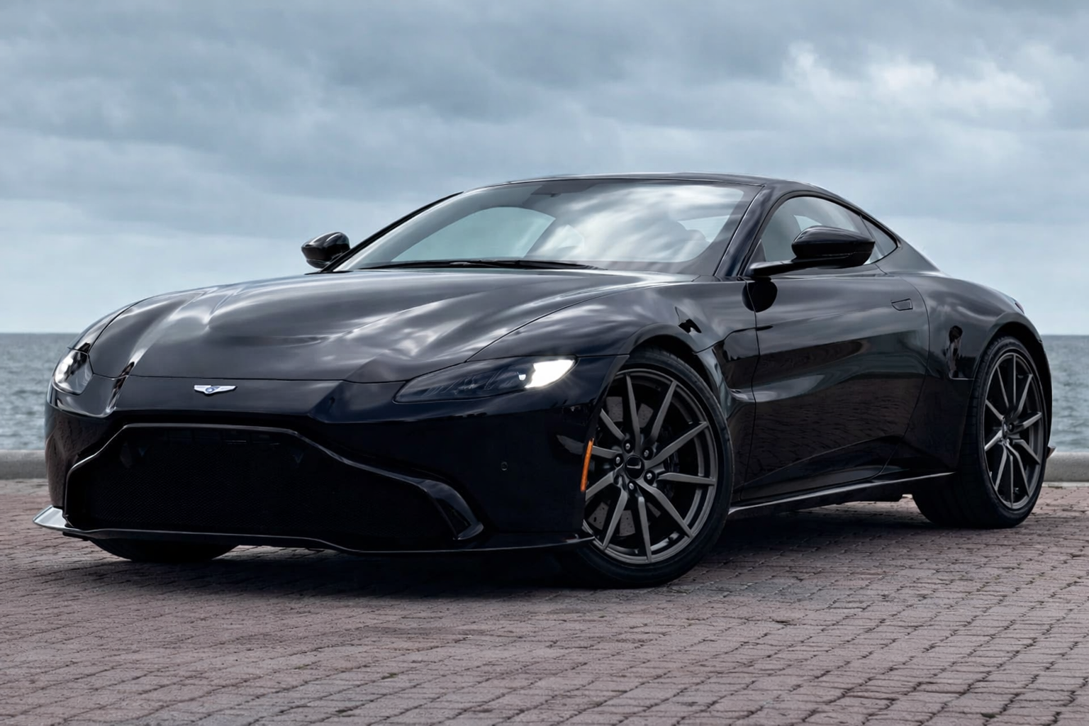 Aston Martin Vantage – Onyx Black on Obsidian Black