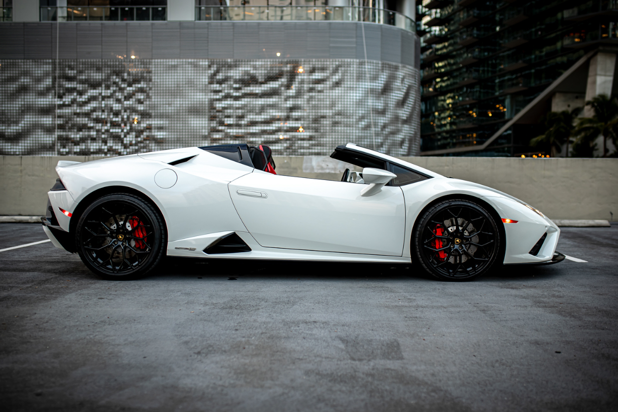 Lamborghini Huracán Evo Spyder - White on Red & Black