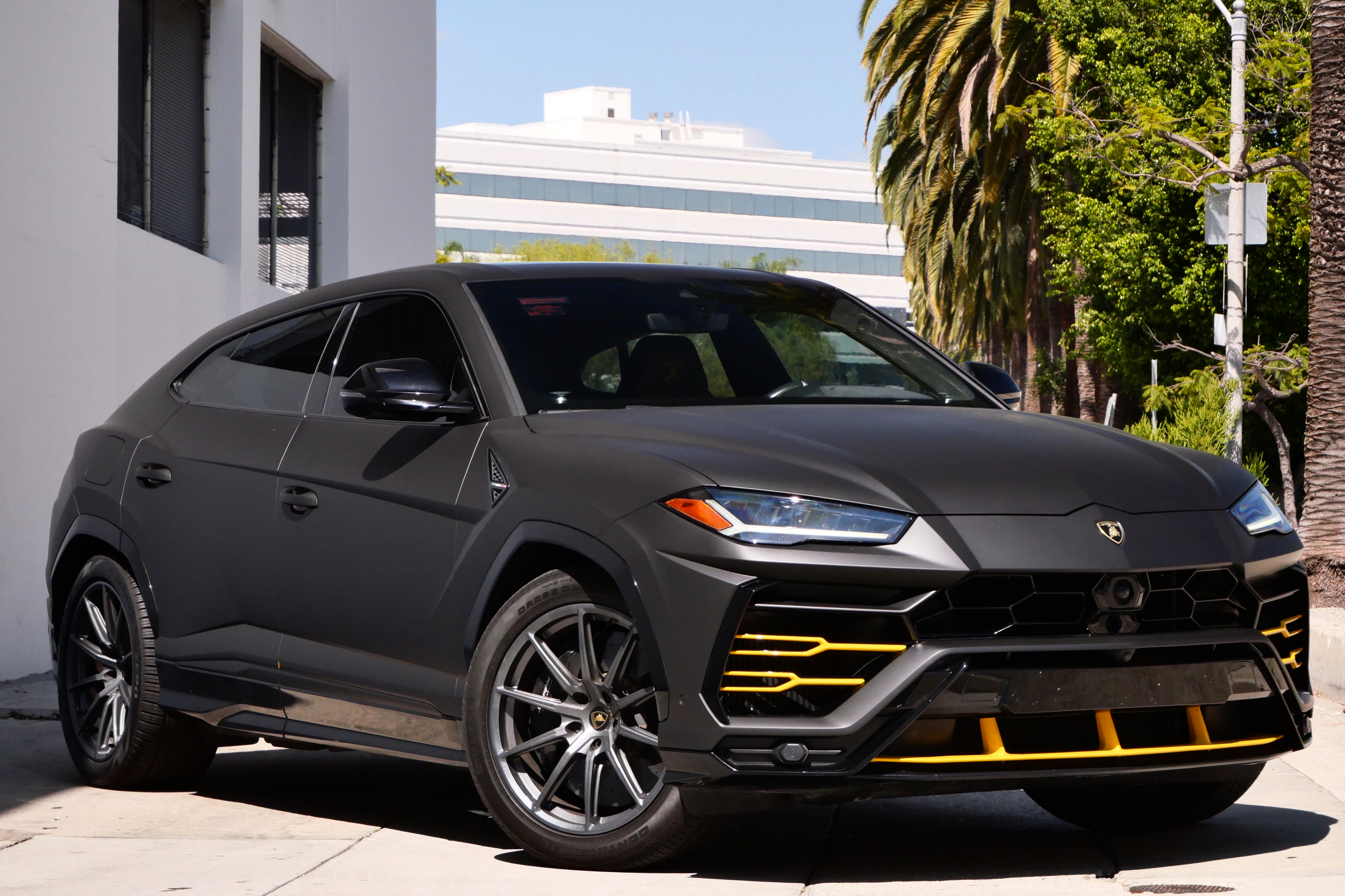 Lamborghini Urus – Matte Black on Yellow