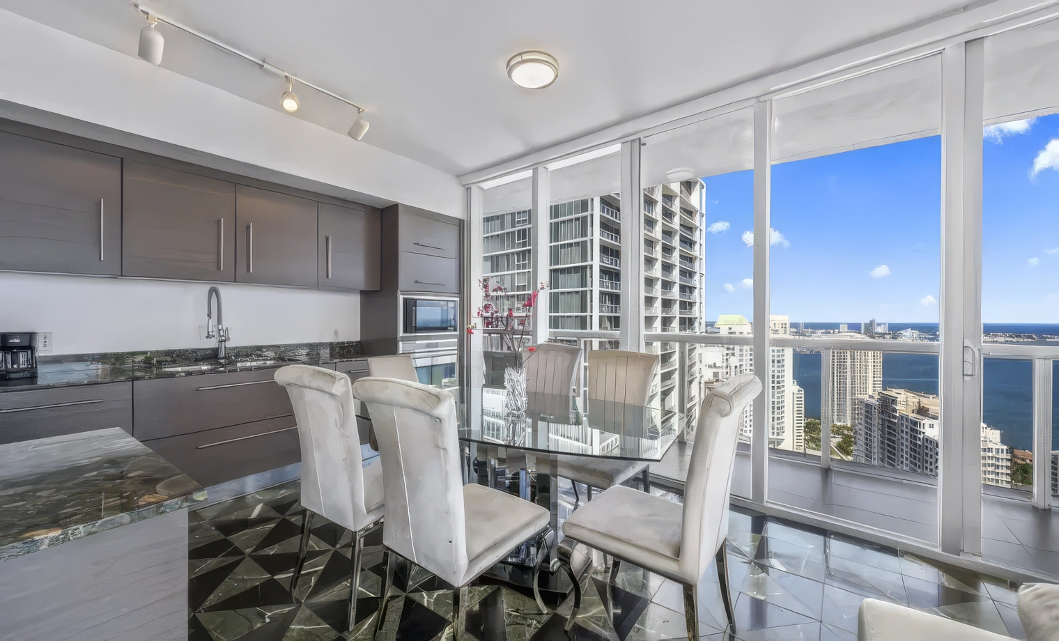 Icon Brickell Presidential Suite Ocean/Pool View - $700