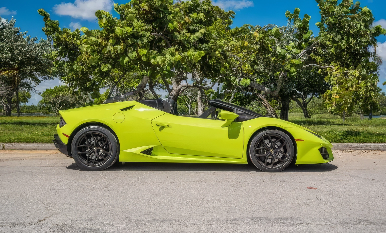 Lamborghini Huracan Spyder – Verde Mantis on Nero (Lamborghini Neon Lime Green on Black)