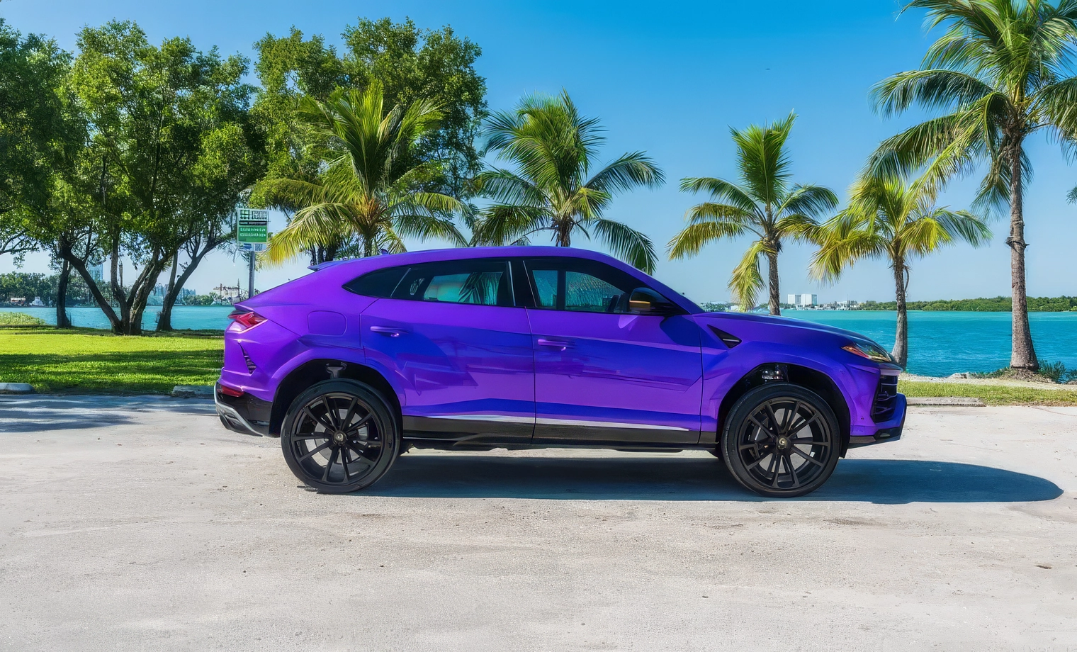 Lamborghini Urus – Viola Parsifae on Nero (Gloss Royal Purple on Black)