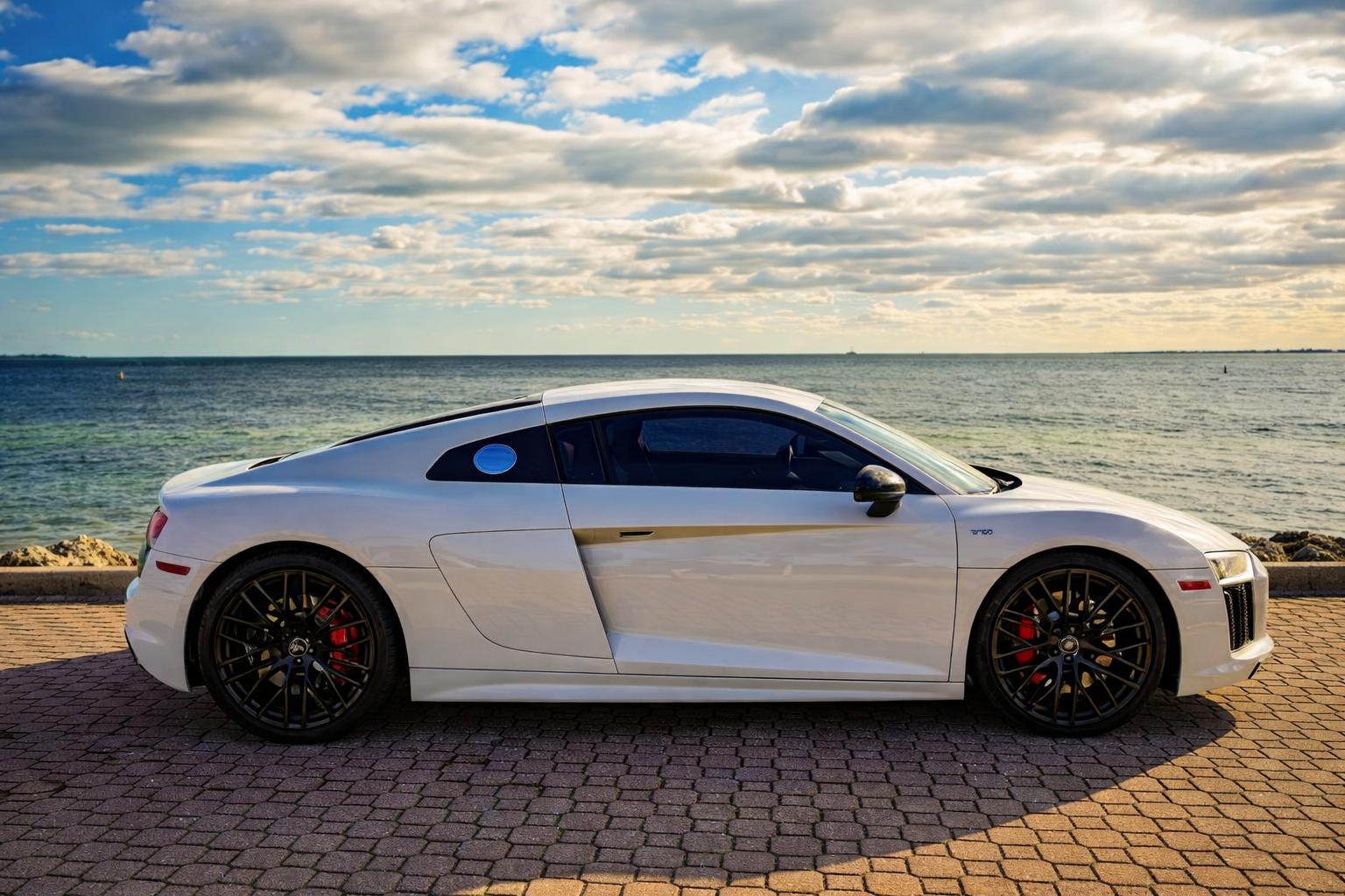 Audi R8 – Glacier White Metallic on Black