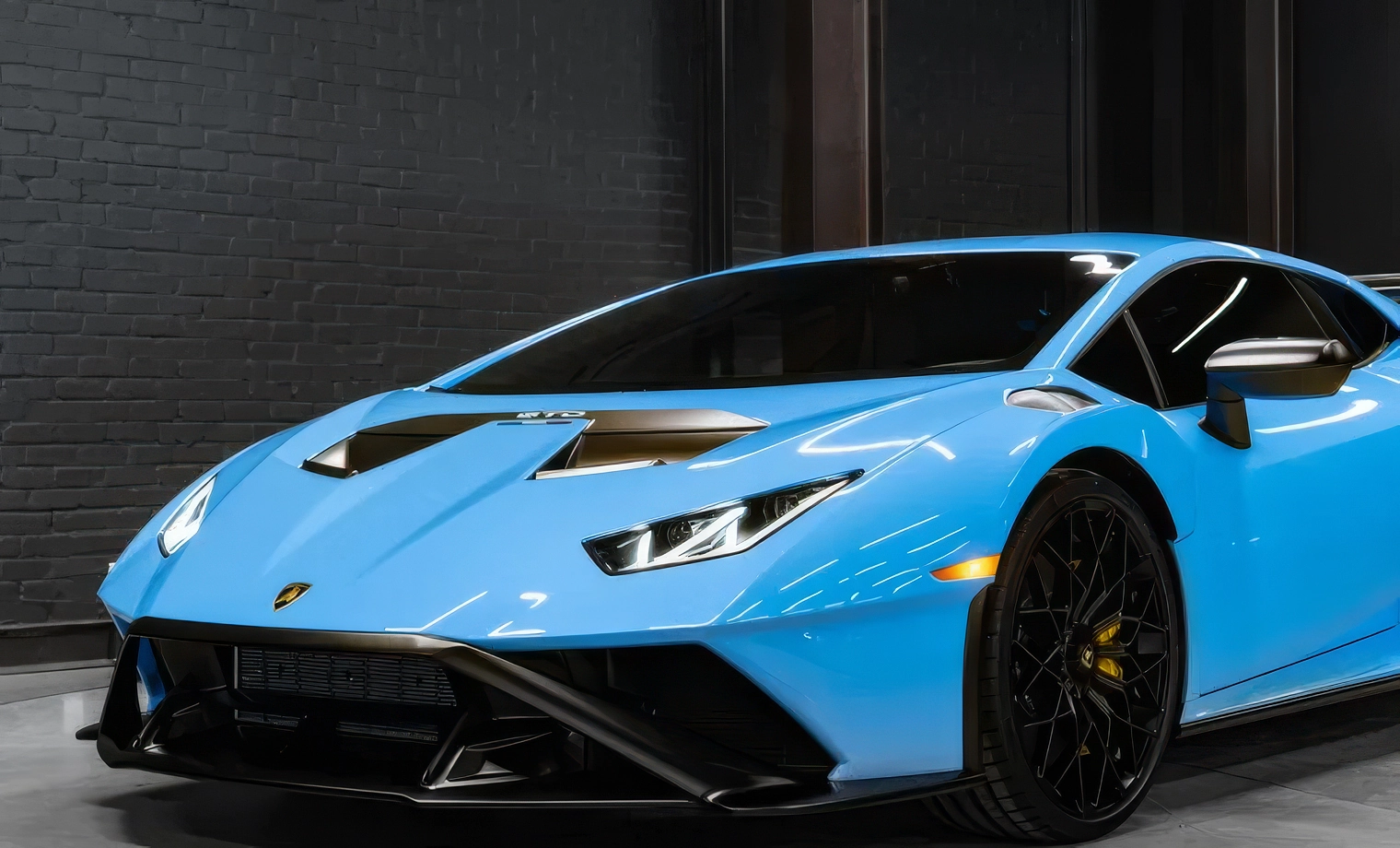 Lamborghini Huracán STO — Blu Laufey on Nero & Giallo Taurus (Sky Blue on Black & Yellow)