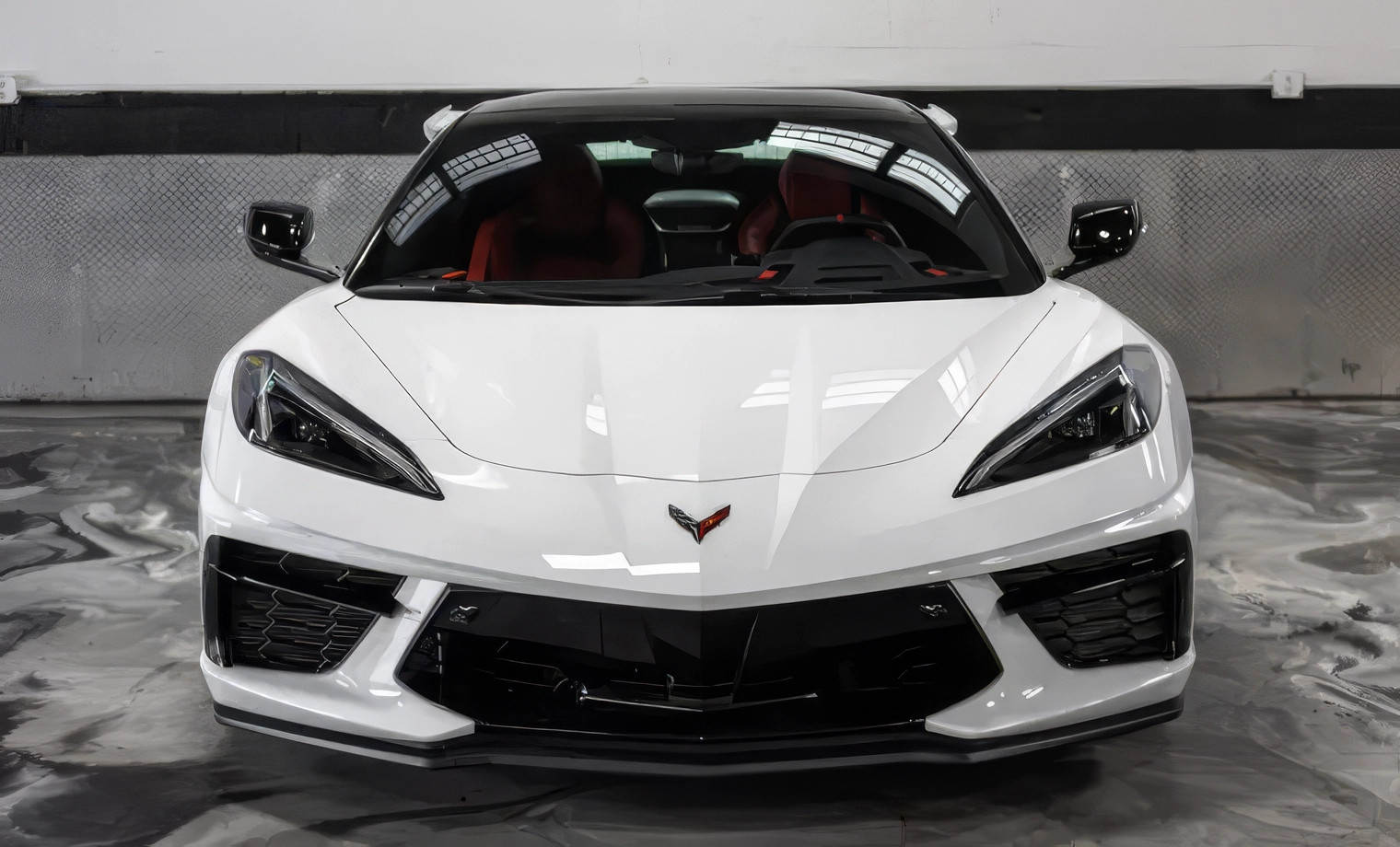 Chevrolet Corvette C8 Stingray – Arctic White on Adrenaline Red