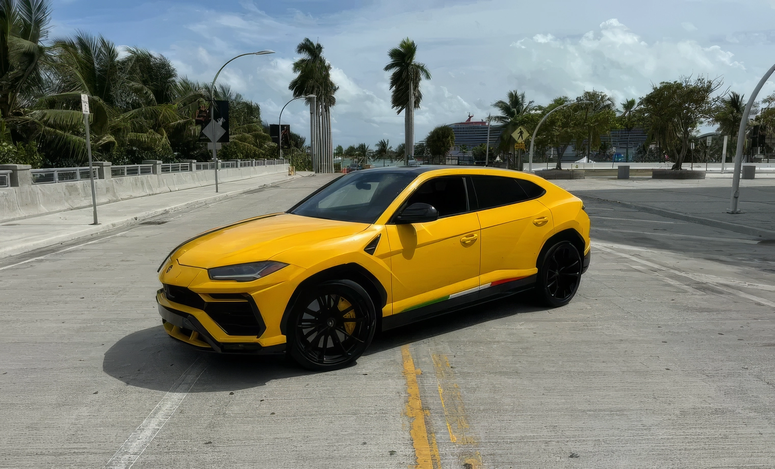 Lamborghini Urus – Giallo Auge on Nero (High-Chroma Lamborghini Yellow on Black)
