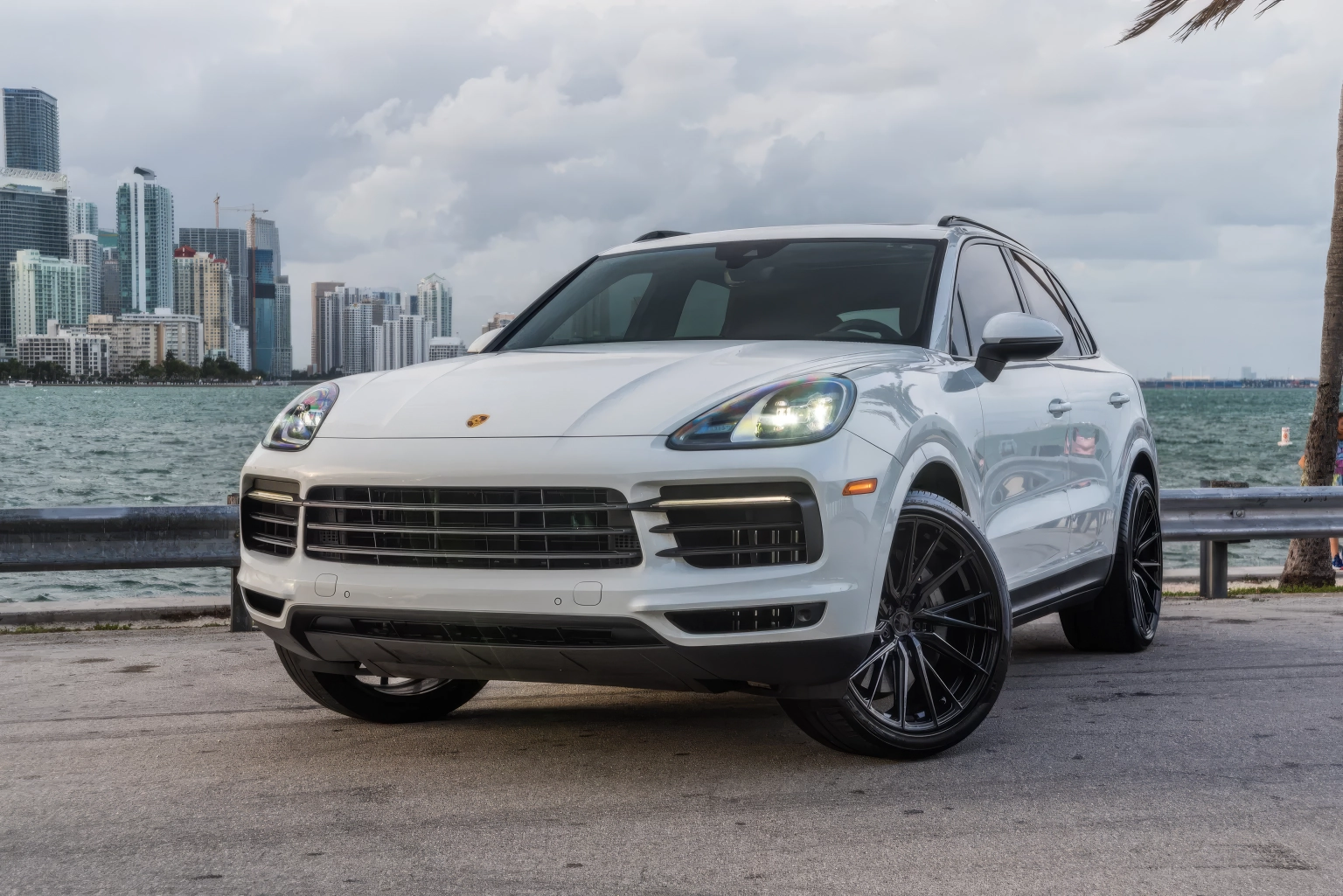 Porsche Cayenne S – Carrara White Metallic on Black & Carmine Red