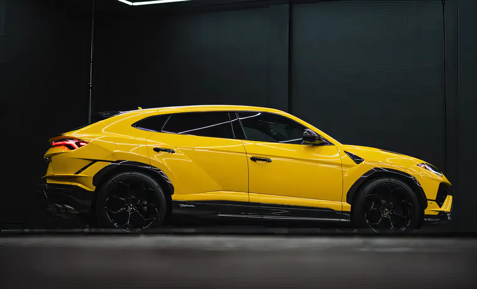 Lamborghini Urus Performante – Giallo Auge on Nero (Solid Yellow on Black)