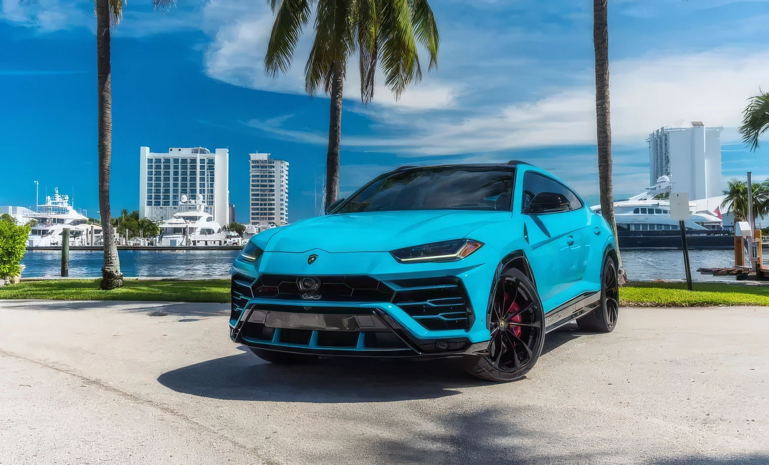 Lamborghini Urus – Azzurro Thetys on Nero (Light Blue on Black)