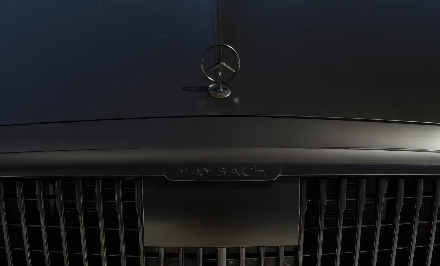 Maybach S580 – Night Black Magno on Crystal White + Silver Gray Pearl