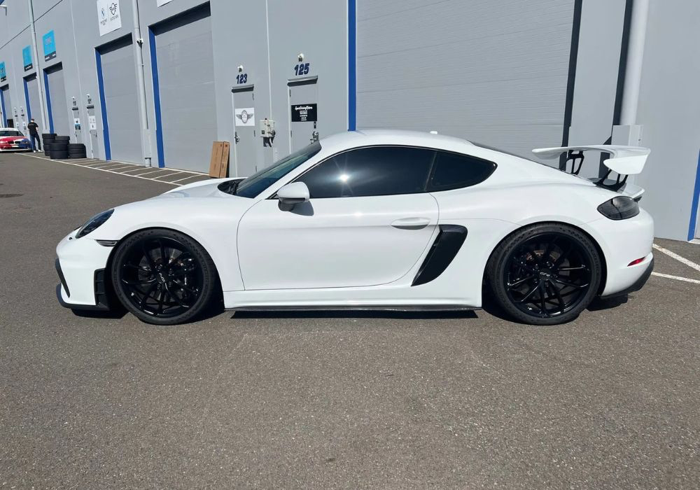Porsche 718 Cayman GT4 - White